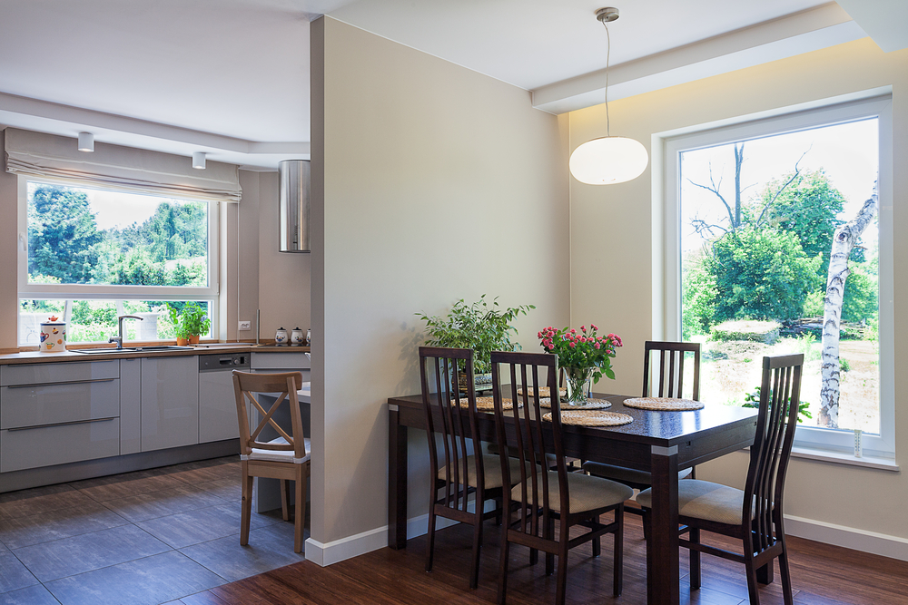 Comedor moderno con conexión con cocina. Fotos para que te inspires