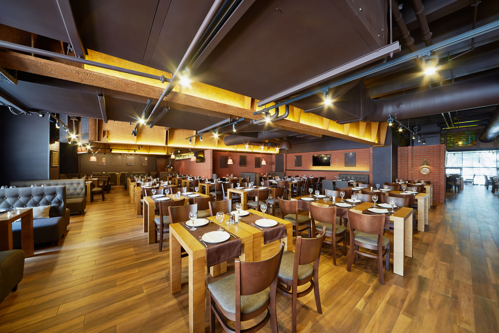 Restaurante de estilo industrial con suelo de parquet. Fotos para que