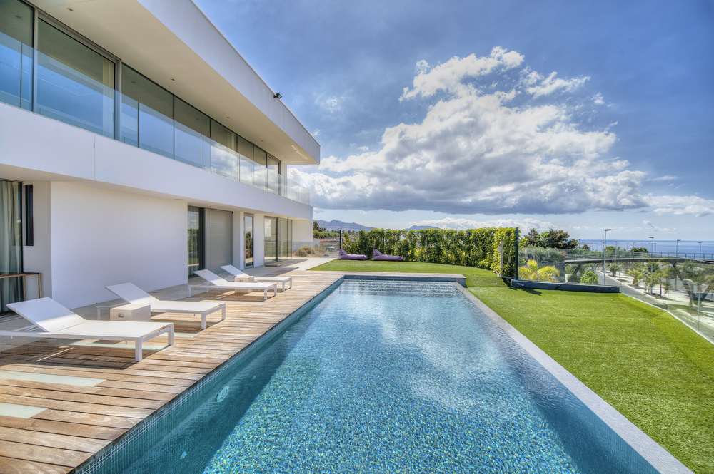 Piscina mediterránea con azulejos azules. Fotos para que te inspires